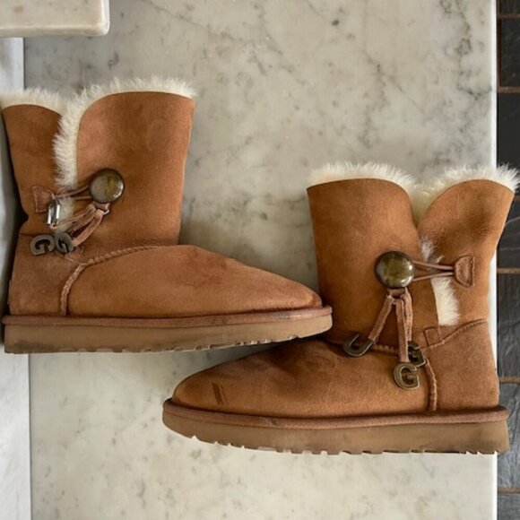 UGG Bailey Button UGG Charm Chestnut Brown Sheepskin Boots Size 6 - Picture 6 of 16